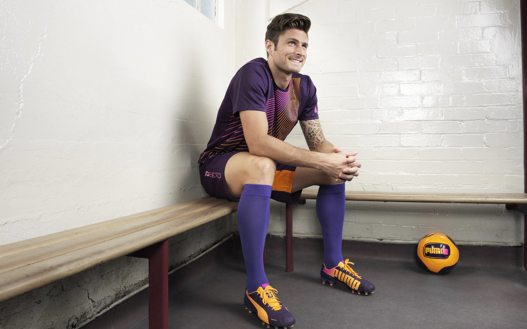 中超联赛激战正酣,上海海港领跑积分榜,保级大战白热化