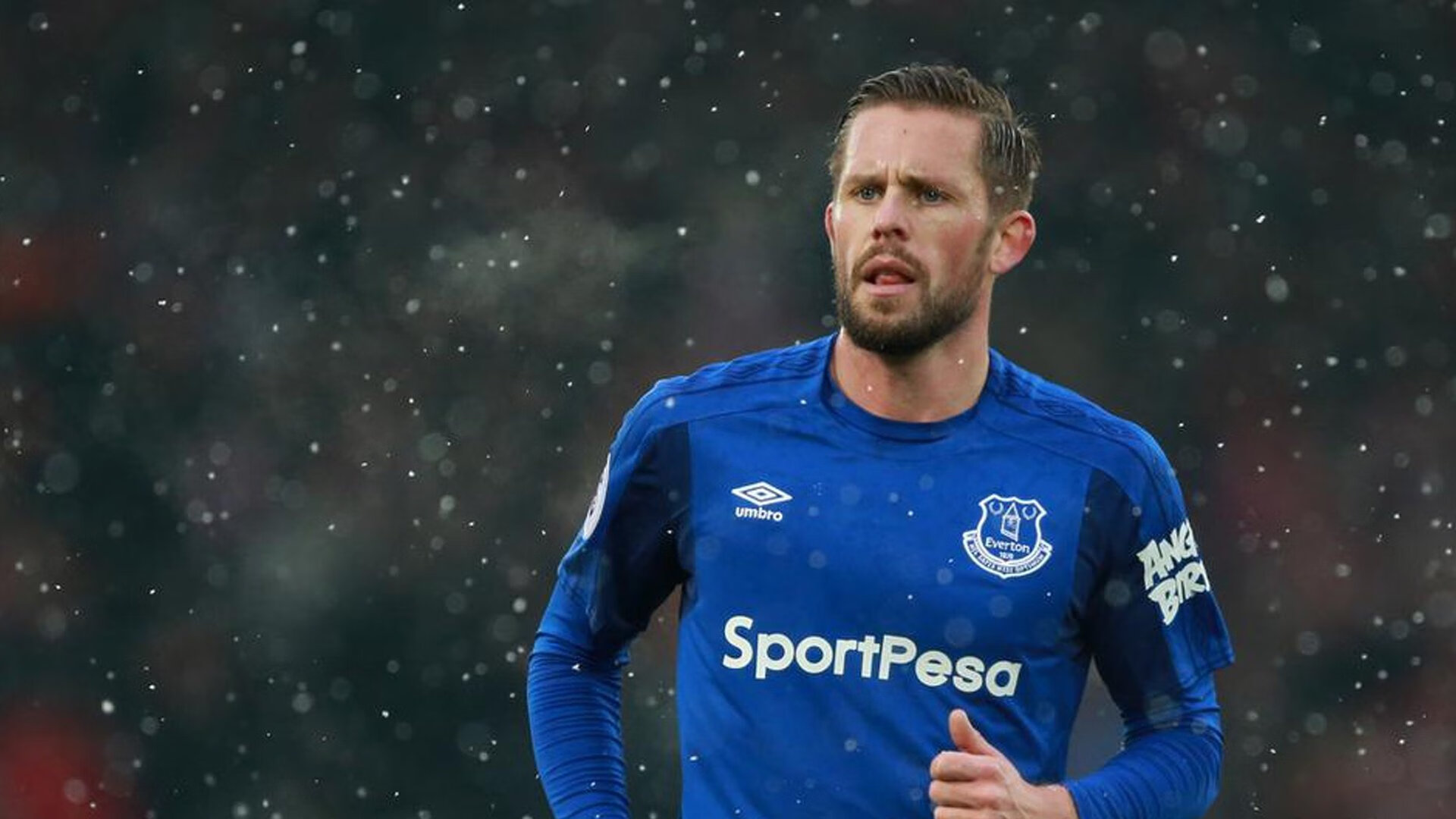 西甲联赛激战正酣，皇马巴萨领跑积分榜