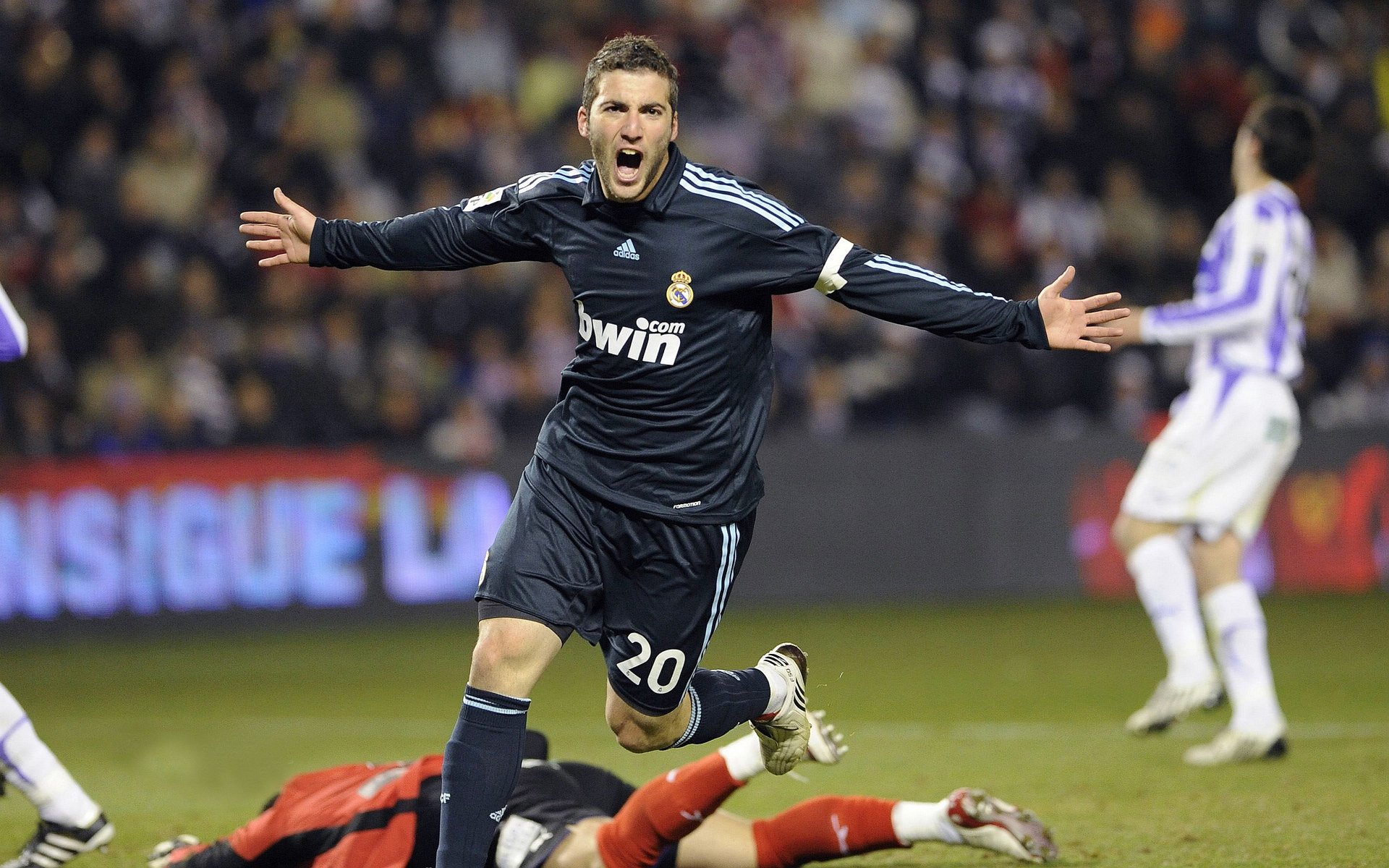 欧冠半决赛激战正酣，豪门对决引爆全球足球热潮